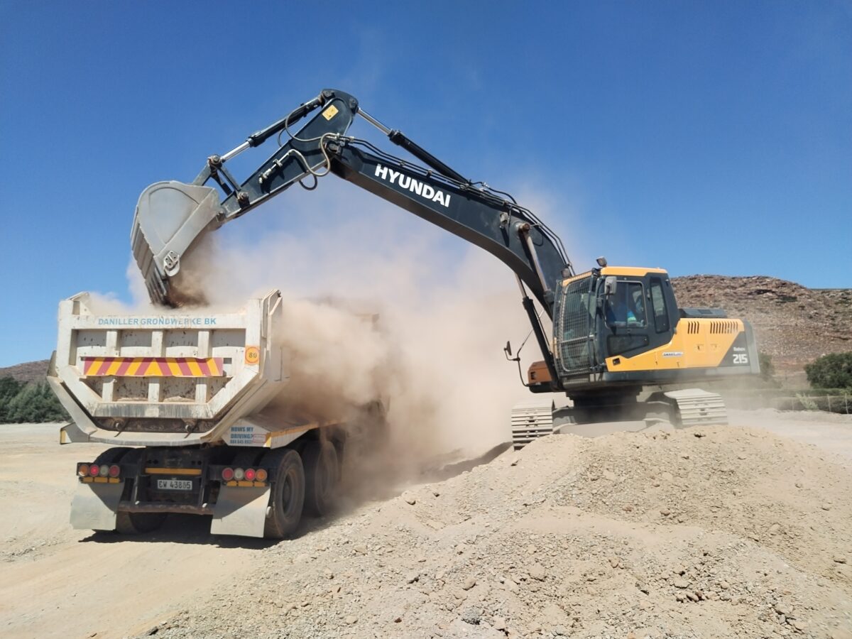Laai van materiaal op Tipper vragmotor